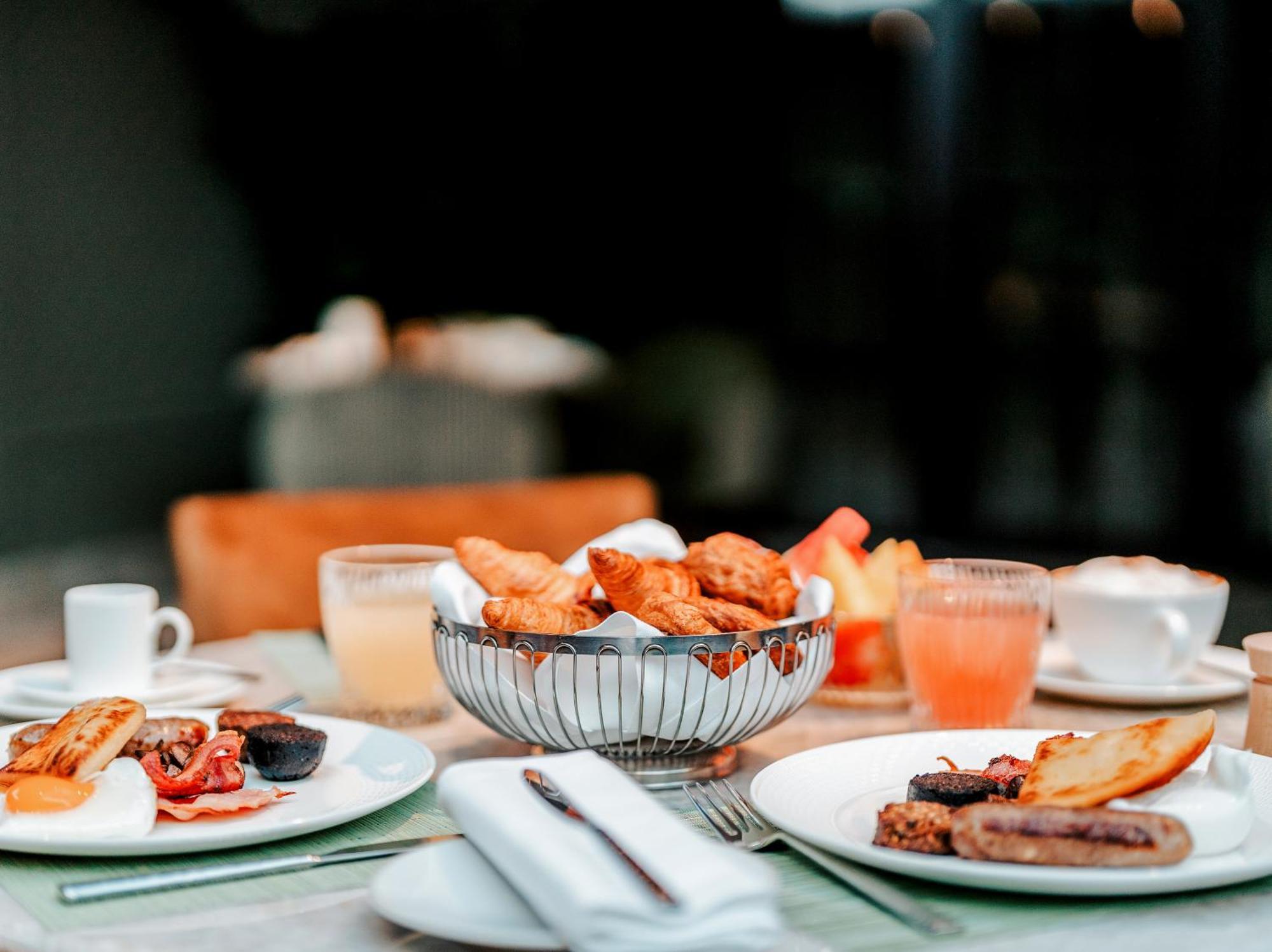 Crossbasket Castle Hotel & Restaurant High Blantyre エクステリア 写真