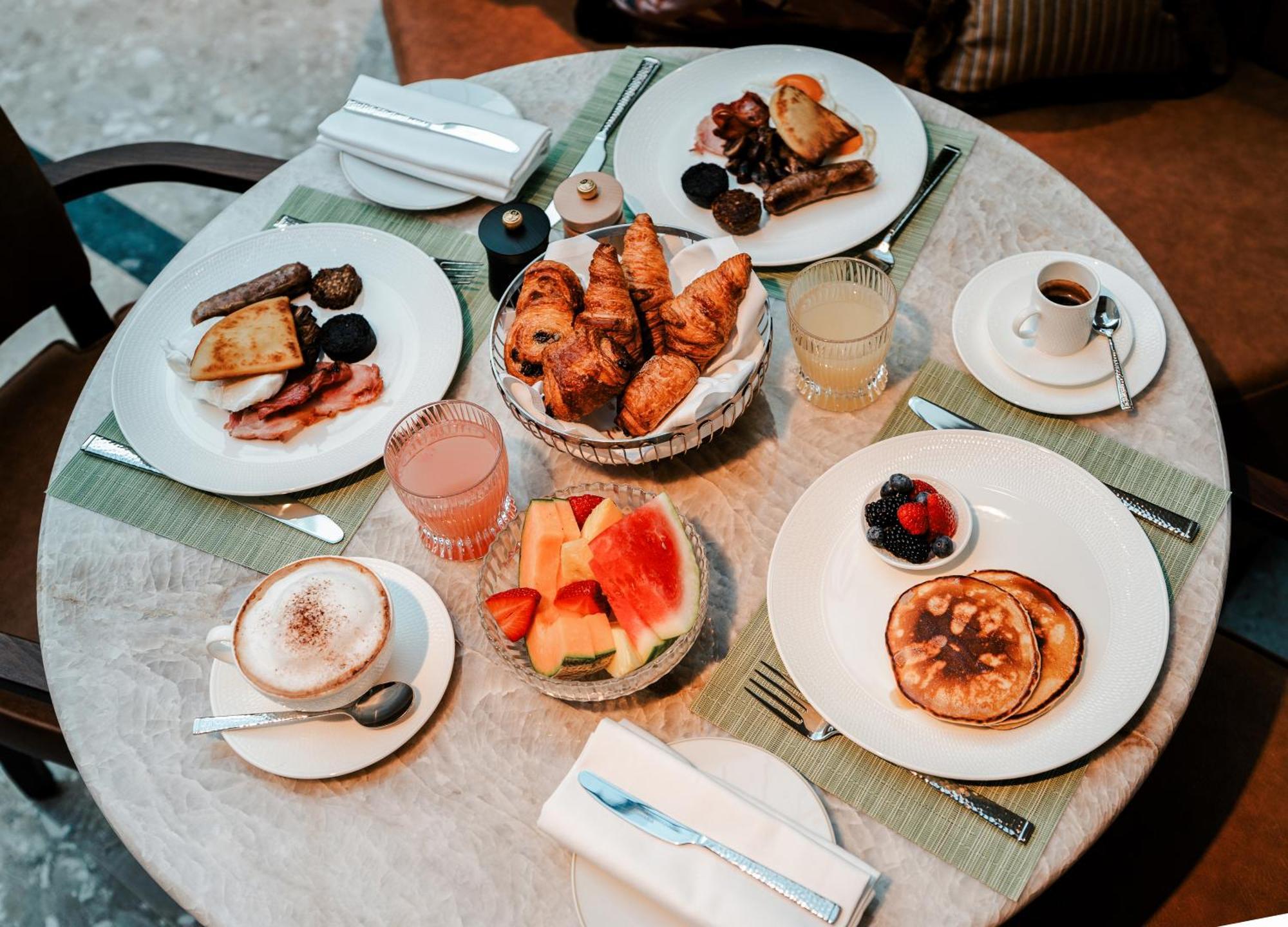 Crossbasket Castle Hotel & Restaurant High Blantyre エクステリア 写真