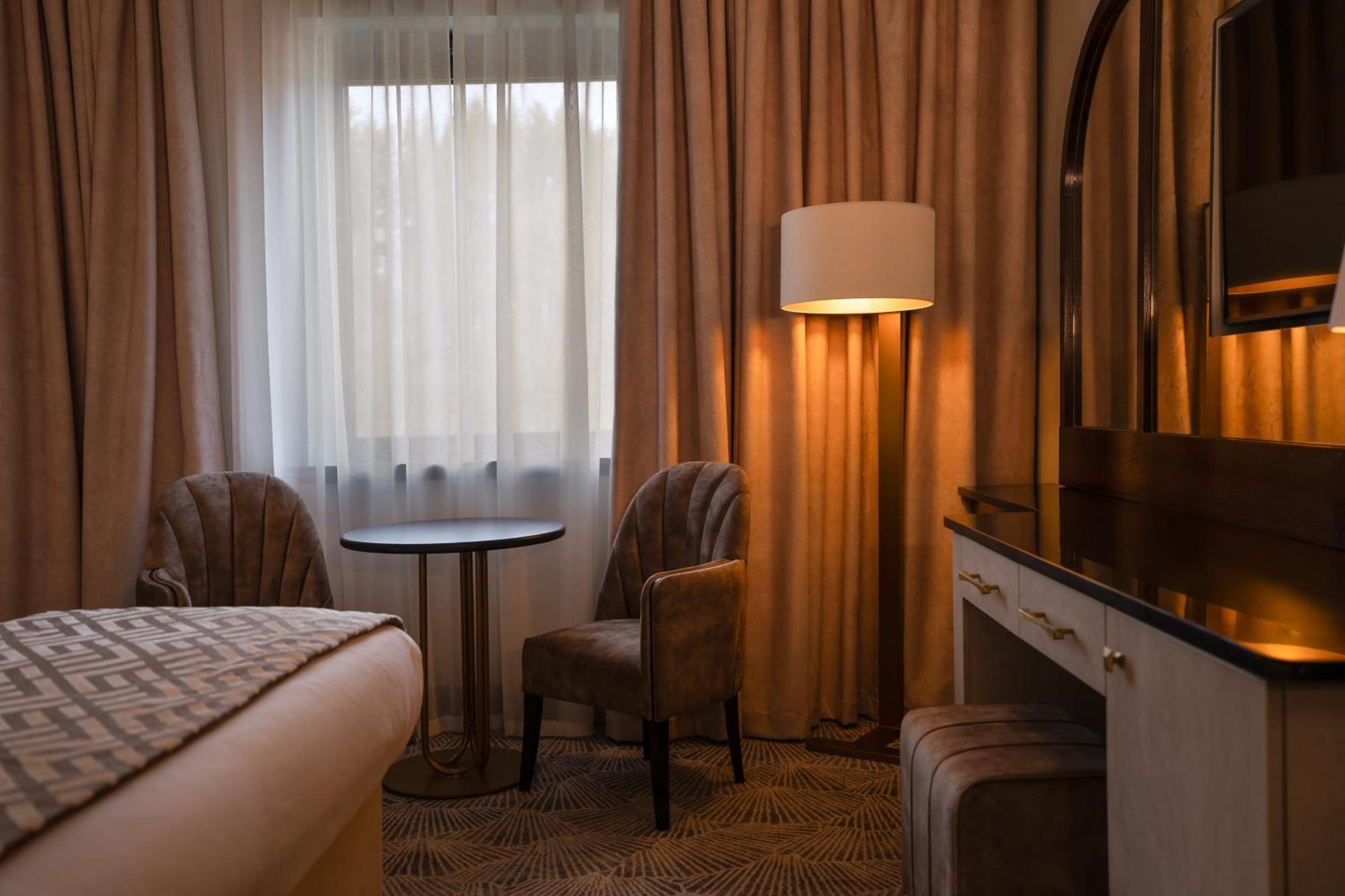 Crossbasket Castle Hotel & Restaurant High Blantyre エクステリア 写真