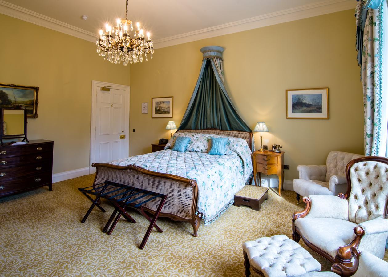Crossbasket Castle Hotel & Restaurant High Blantyre エクステリア 写真