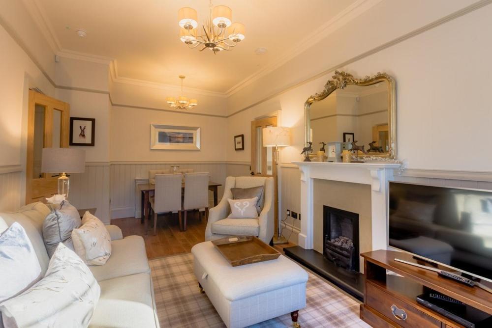 Crossbasket Castle Hotel & Restaurant High Blantyre エクステリア 写真