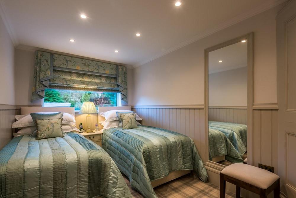 Crossbasket Castle Hotel & Restaurant High Blantyre エクステリア 写真