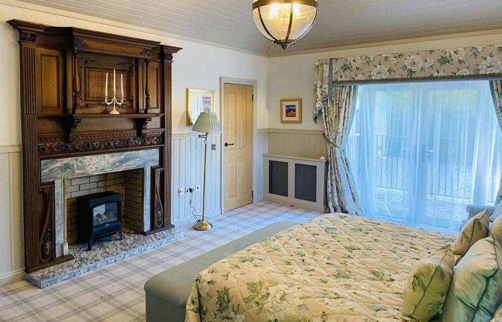 Crossbasket Castle Hotel & Restaurant High Blantyre エクステリア 写真